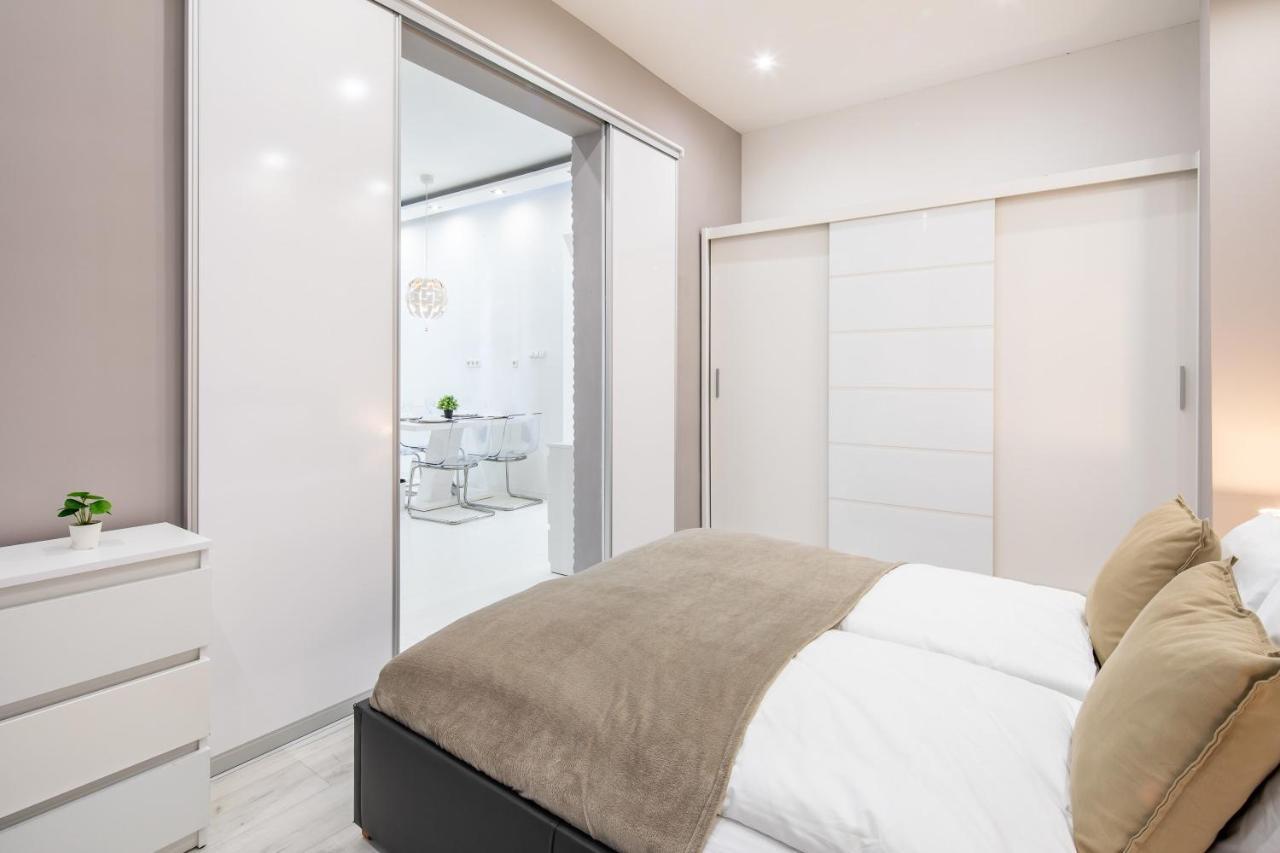 Cozy & Central Apartment With 2-Bedroom บูดาเปสต์ ภายนอก รูปภาพ