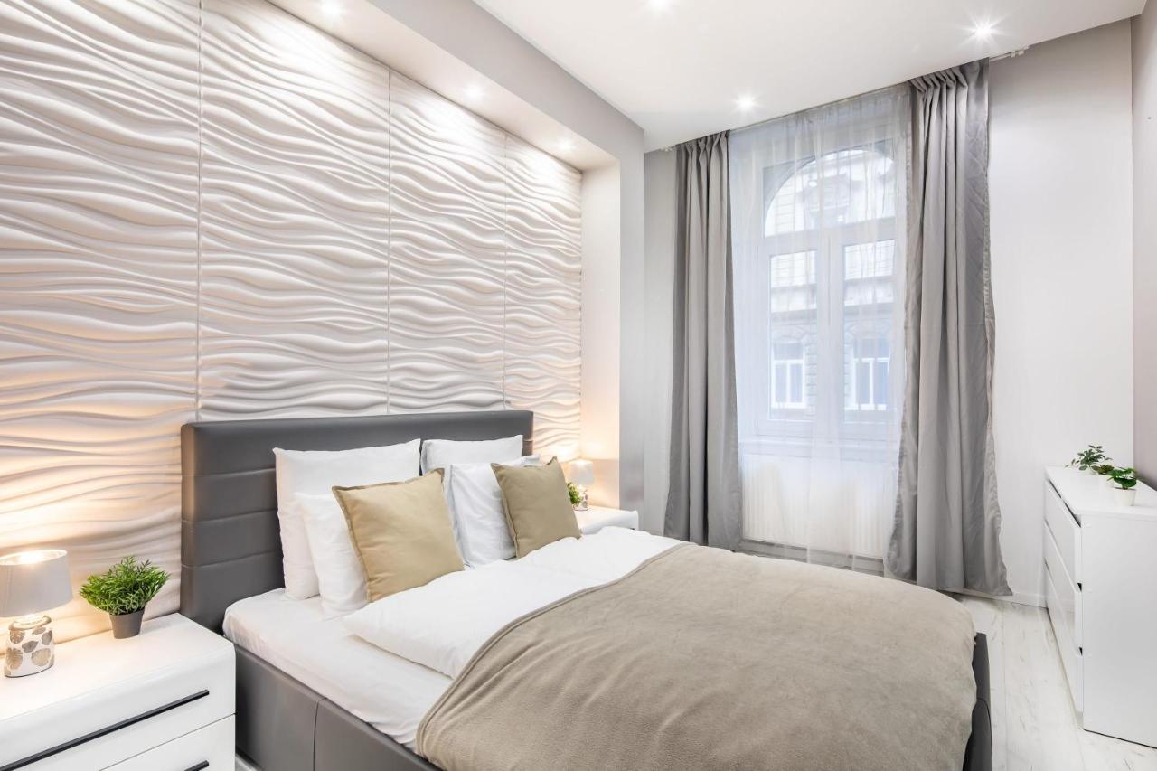 Cozy & Central Apartment With 2-Bedroom บูดาเปสต์ ภายนอก รูปภาพ