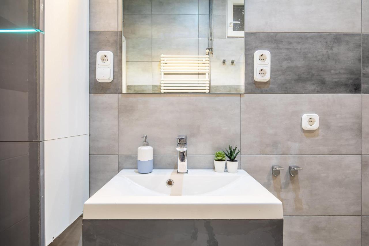 Cozy & Central Apartment With 2-Bedroom บูดาเปสต์ ภายนอก รูปภาพ