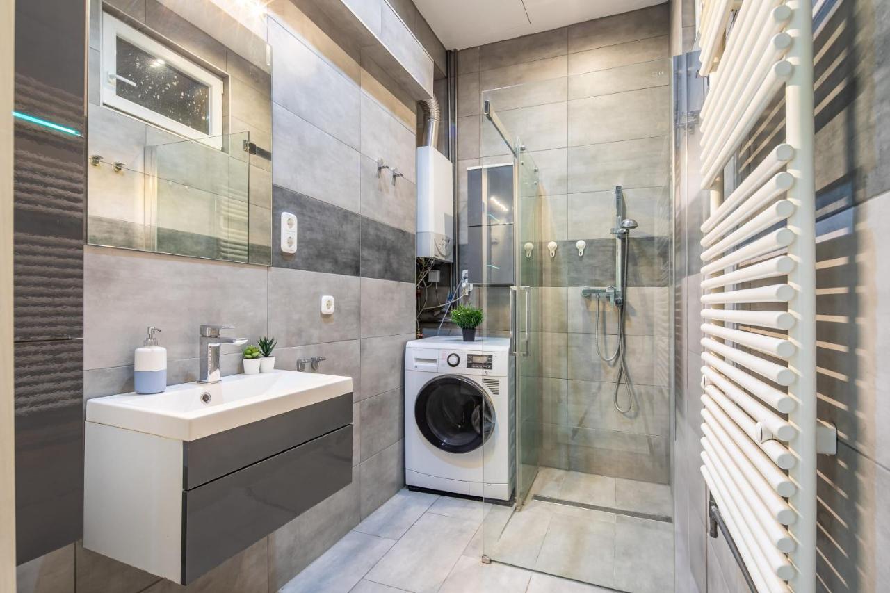 Cozy & Central Apartment With 2-Bedroom บูดาเปสต์ ภายนอก รูปภาพ