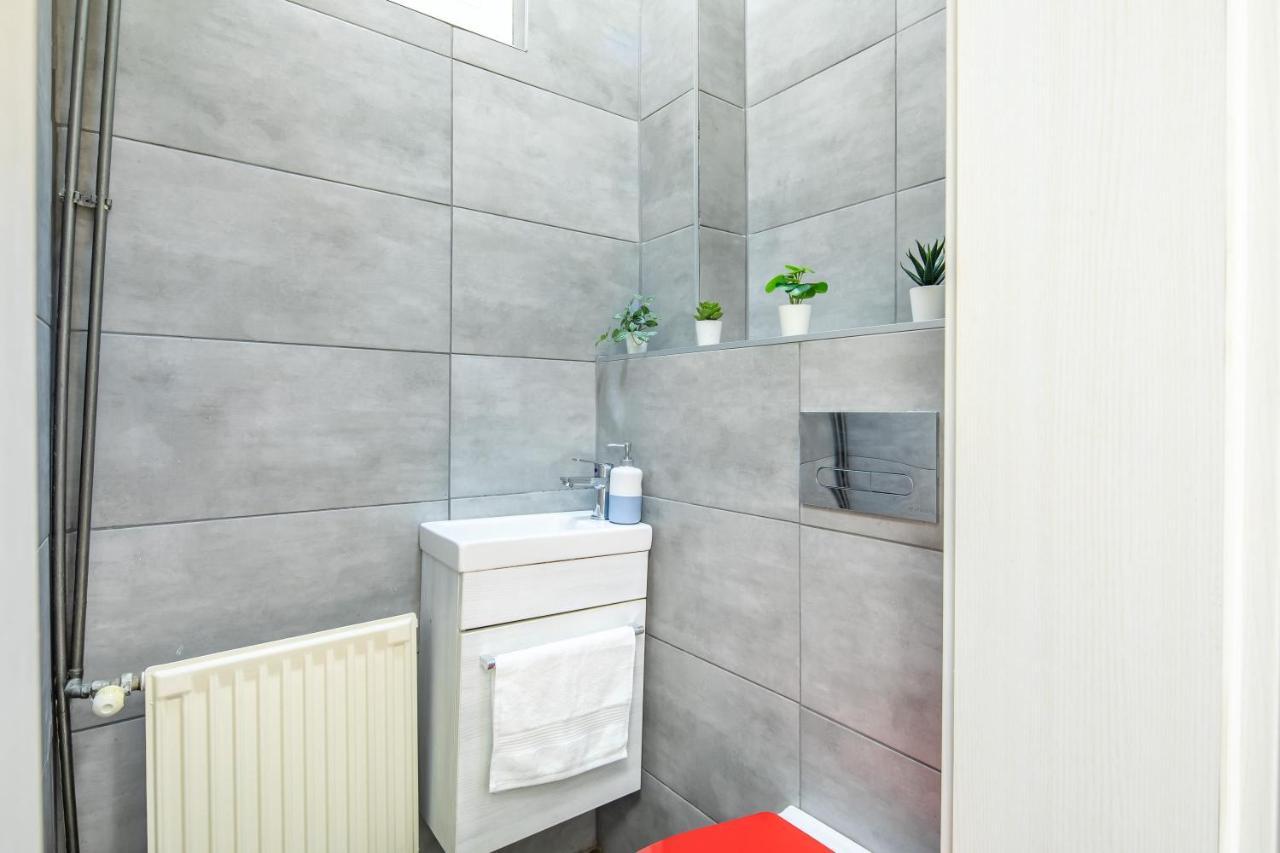 Cozy & Central Apartment With 2-Bedroom บูดาเปสต์ ภายนอก รูปภาพ