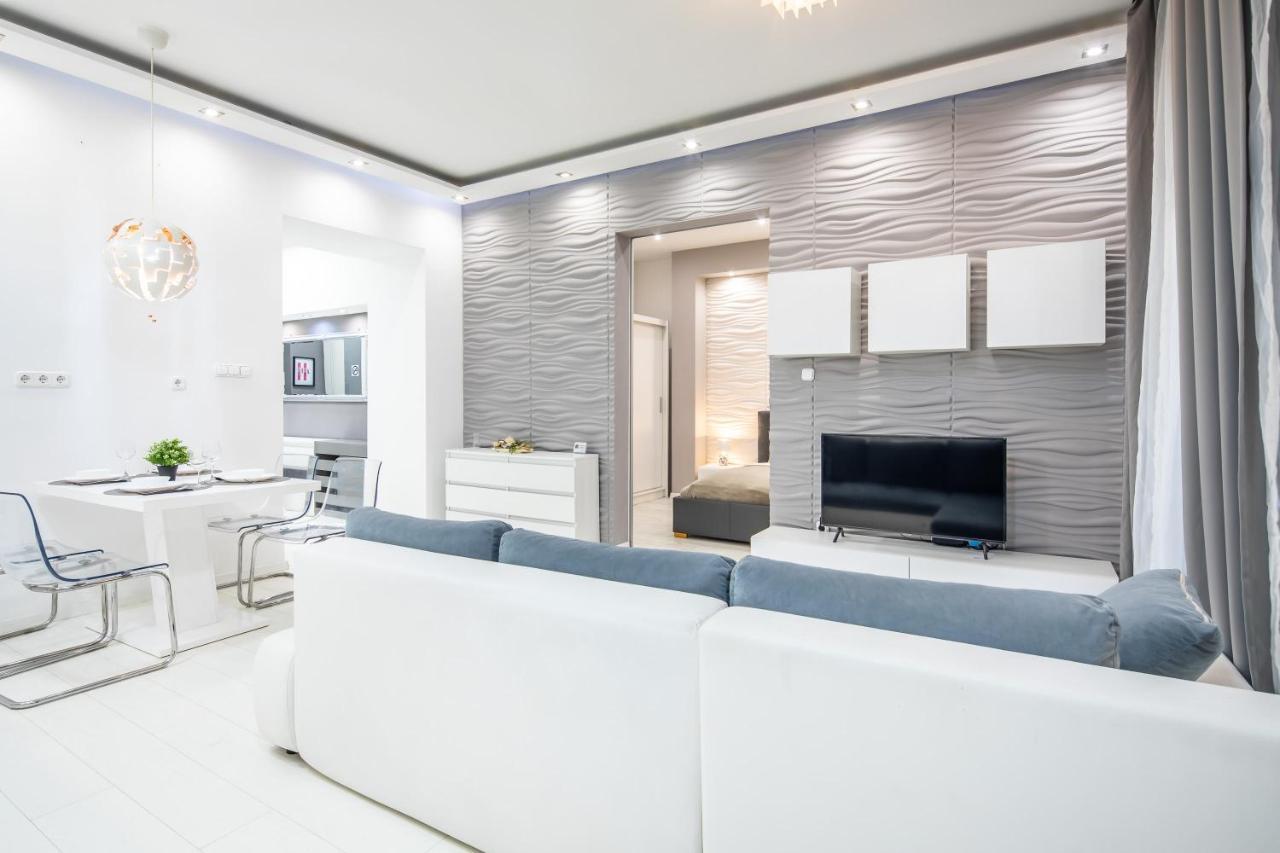 Cozy & Central Apartment With 2-Bedroom บูดาเปสต์ ภายนอก รูปภาพ