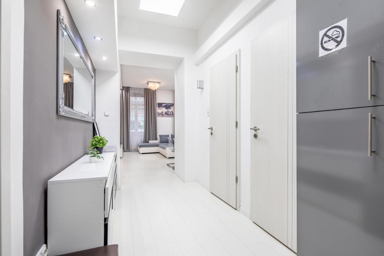 Cozy & Central Apartment With 2-Bedroom บูดาเปสต์ ภายนอก รูปภาพ